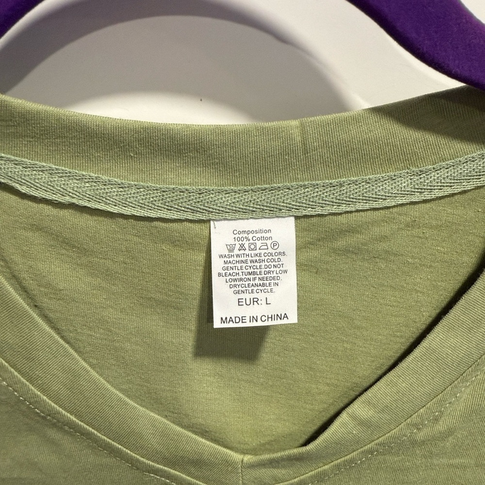 F Caw F Green Graphic V-Neck T-Shirt New - Picture 2 of 6